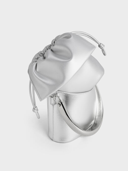 Bolso metálico con cordón y solapa fruncida, Plateado, hi-res