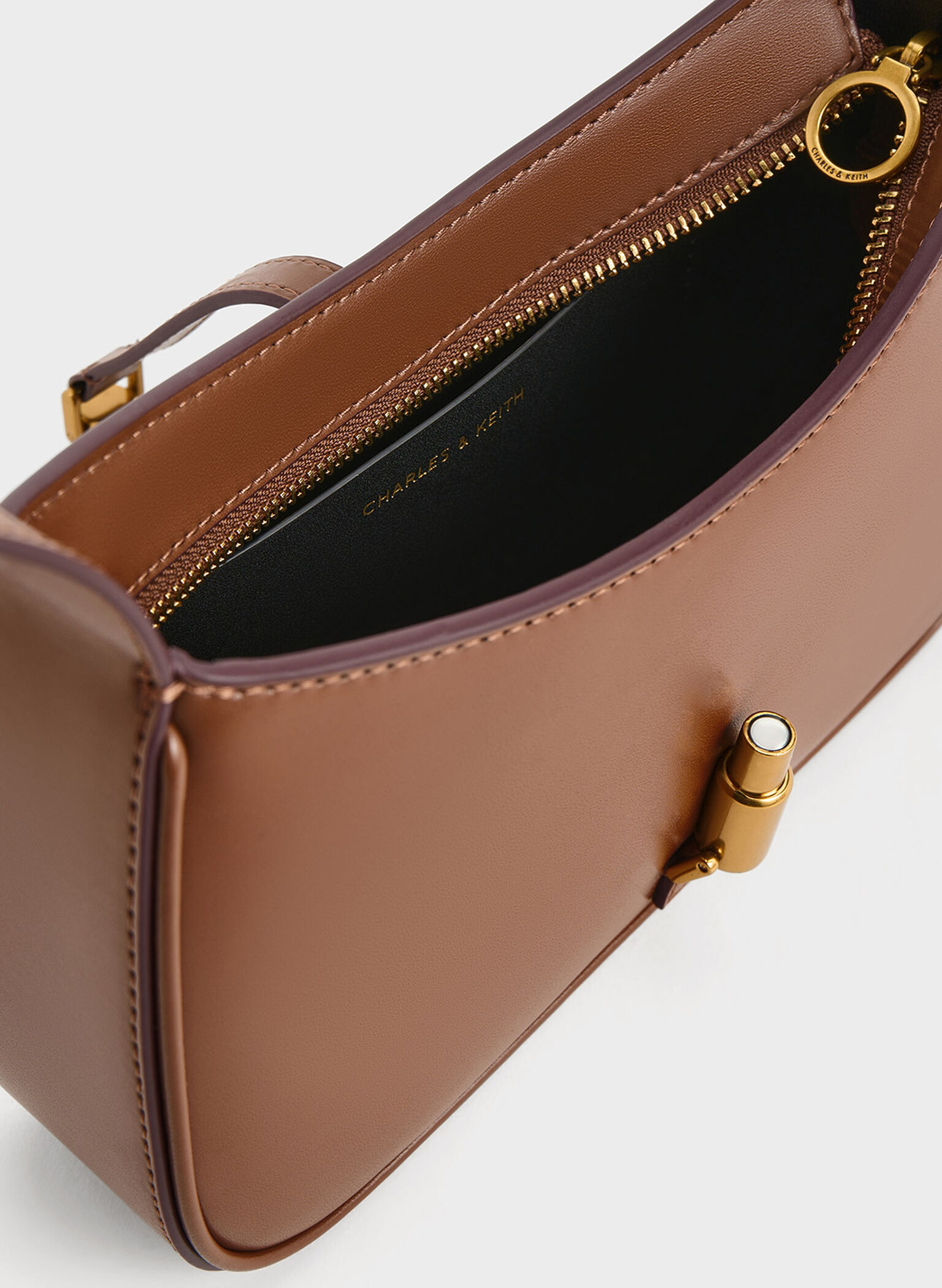 Bolso Cesia con acento metálico, Marrón chocolate, hi-res