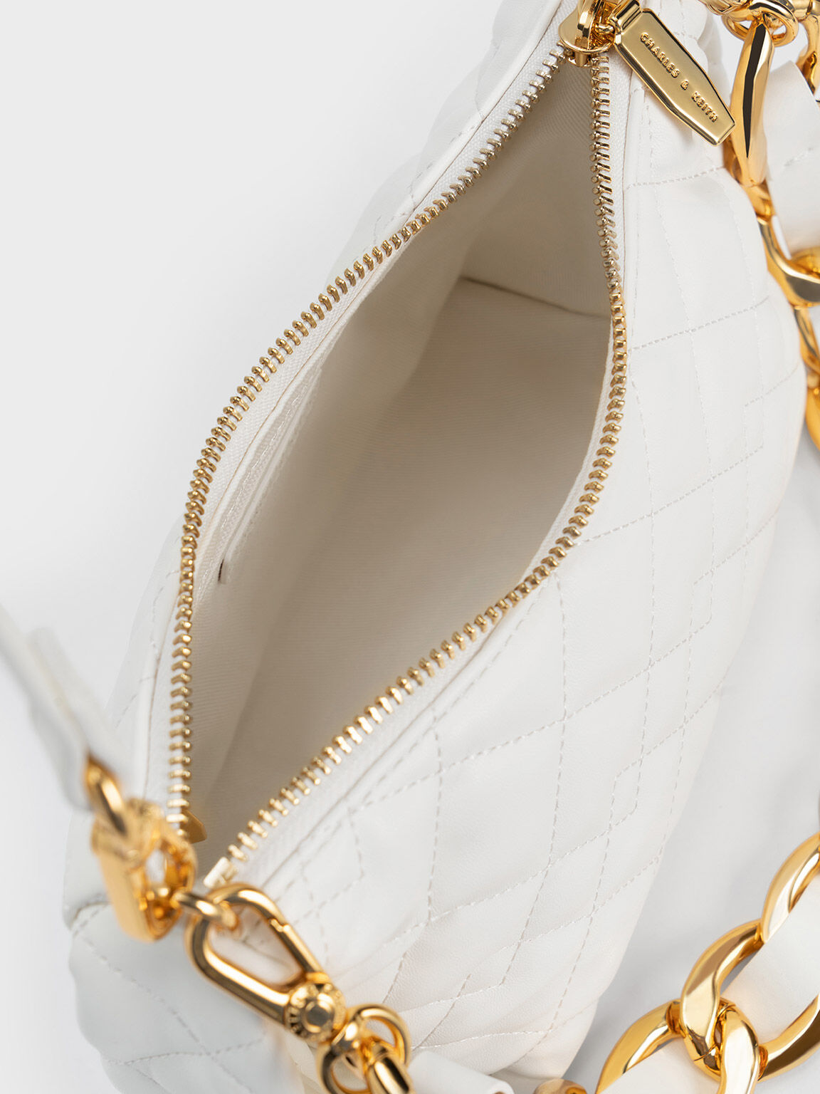 Nezu Chain Handle Quilted Hobo Bag - White