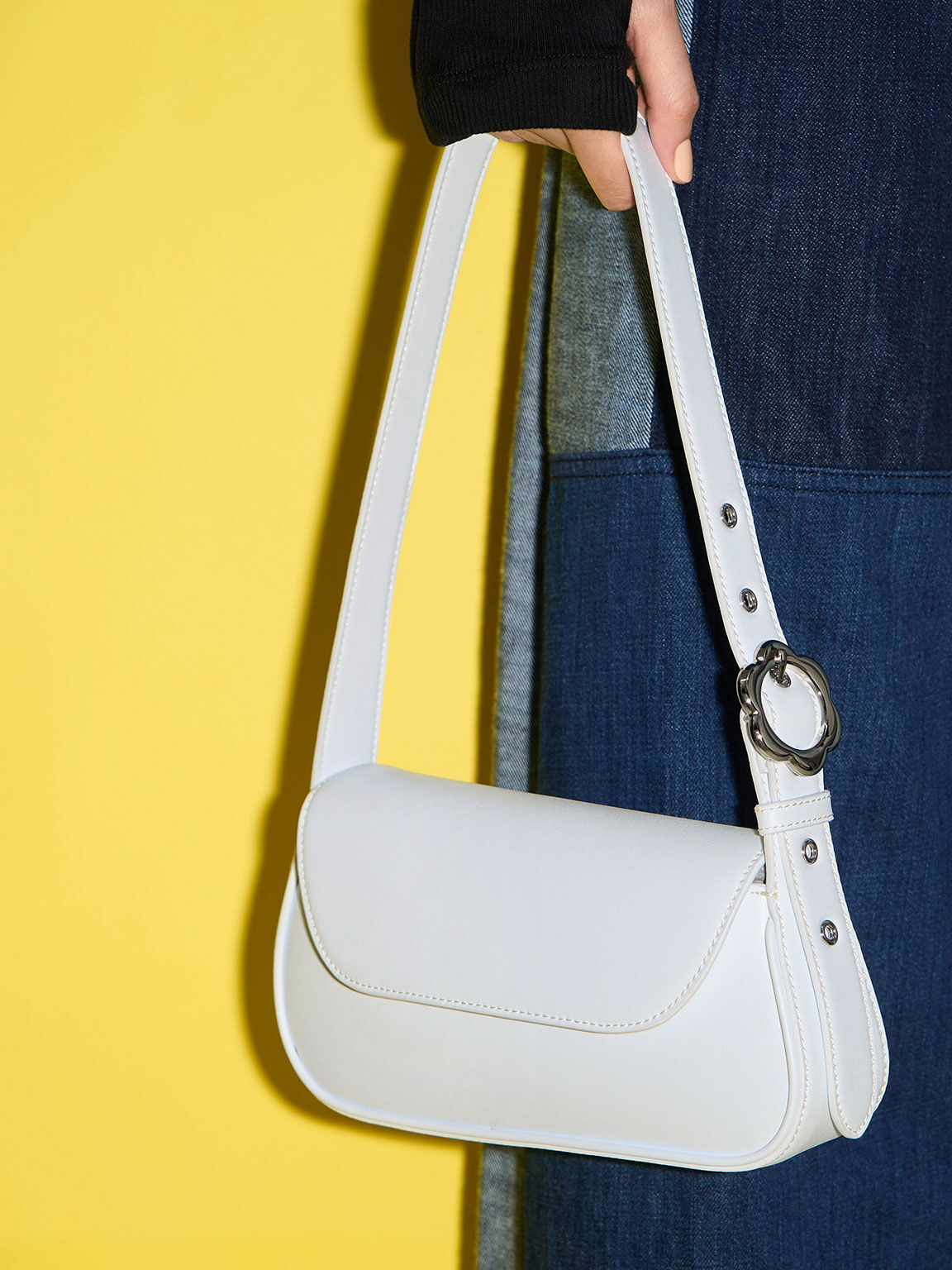 Bolso asimétrico Petra con solapa frontal, Blanco, hi-res