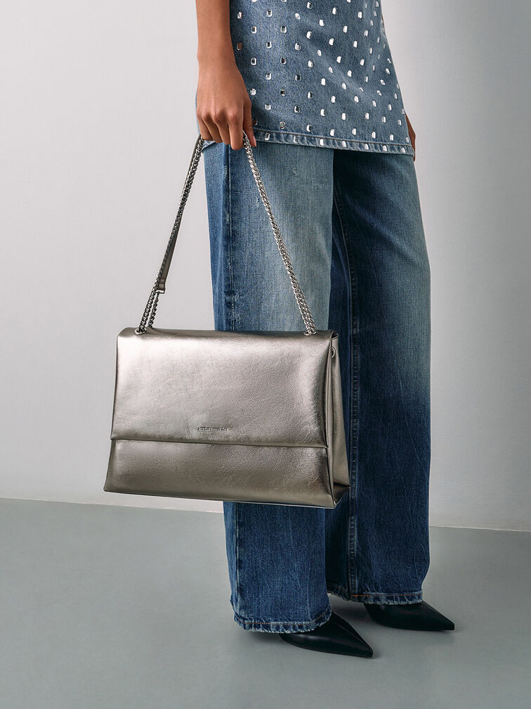 Bolso metálico Sianna con asa de cadena y efecto arrugado, Estaño, hi-res