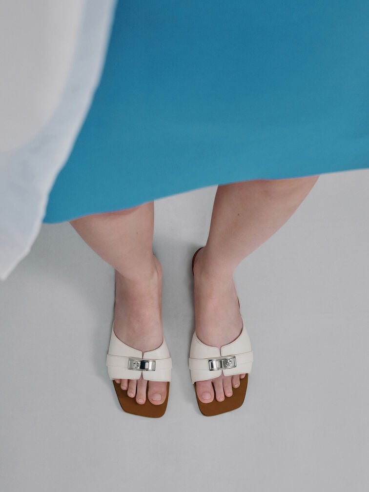 Sandalias con cinturón y detalles metálicos Lando, Blanco tiza, hi-res