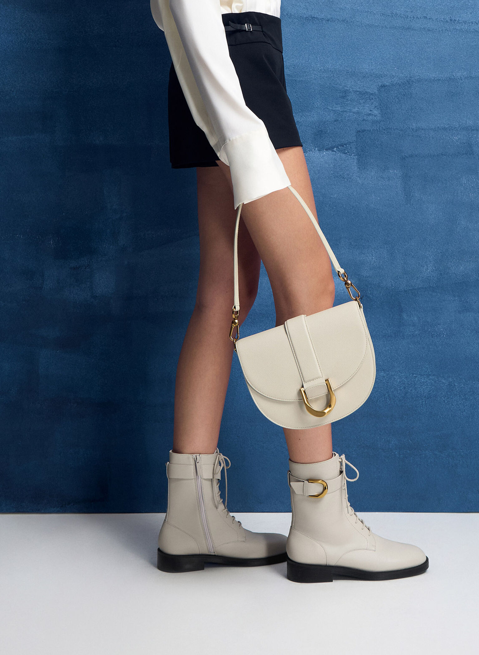 Bolso saddle Gabine de cuero, Blanco tiza, hi-res