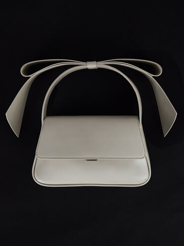 Bolso de cuero con asa superior y lazo, Blanco, hi-res