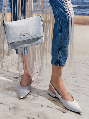 Bolso cruzado Ivette con solapa delantera en denim, Denim claro desgastado, hi-res