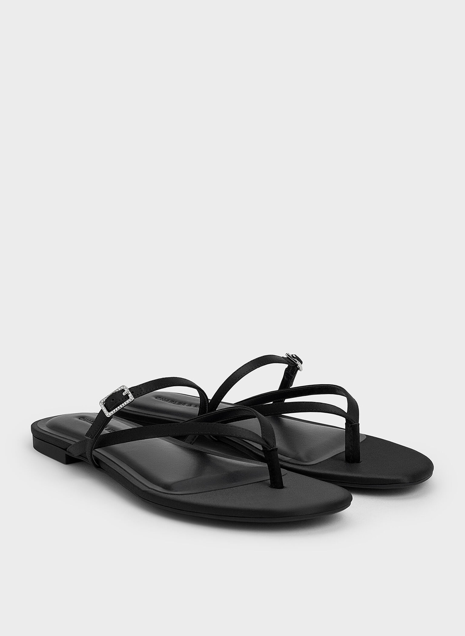 Sandalias de satén con tiras y hebilla de cristal, Negro texturizado, hi-res