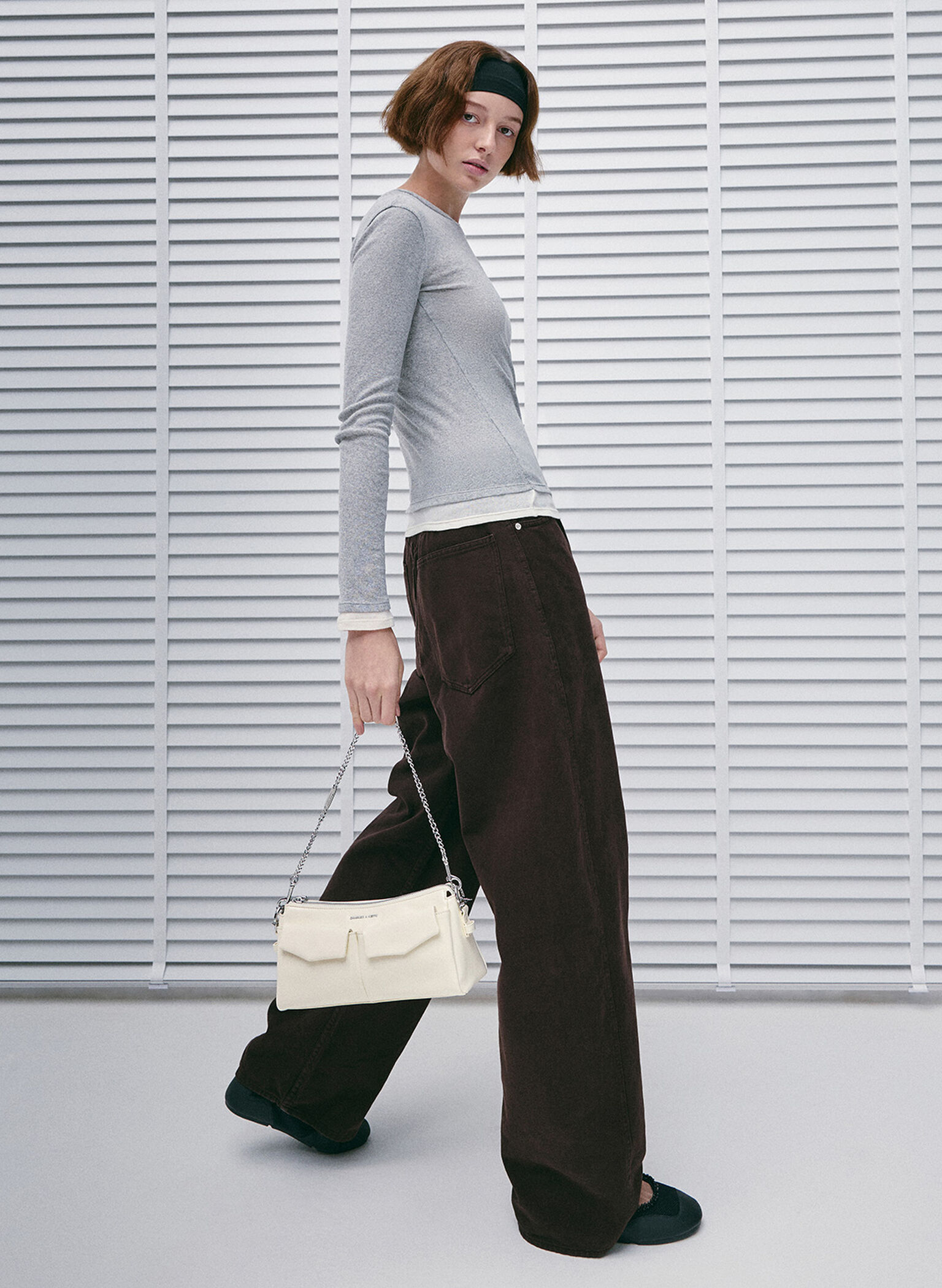 Bolso alargado Rachel con asa de cadena y bolsillo delantero, Crema, hi-res