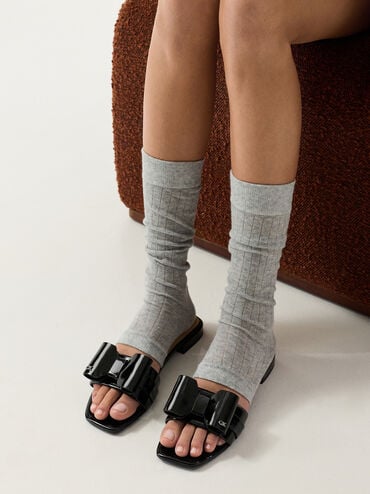 Sandalias tipo chancla Lu de charol con lazo, Charol negro, hi-res