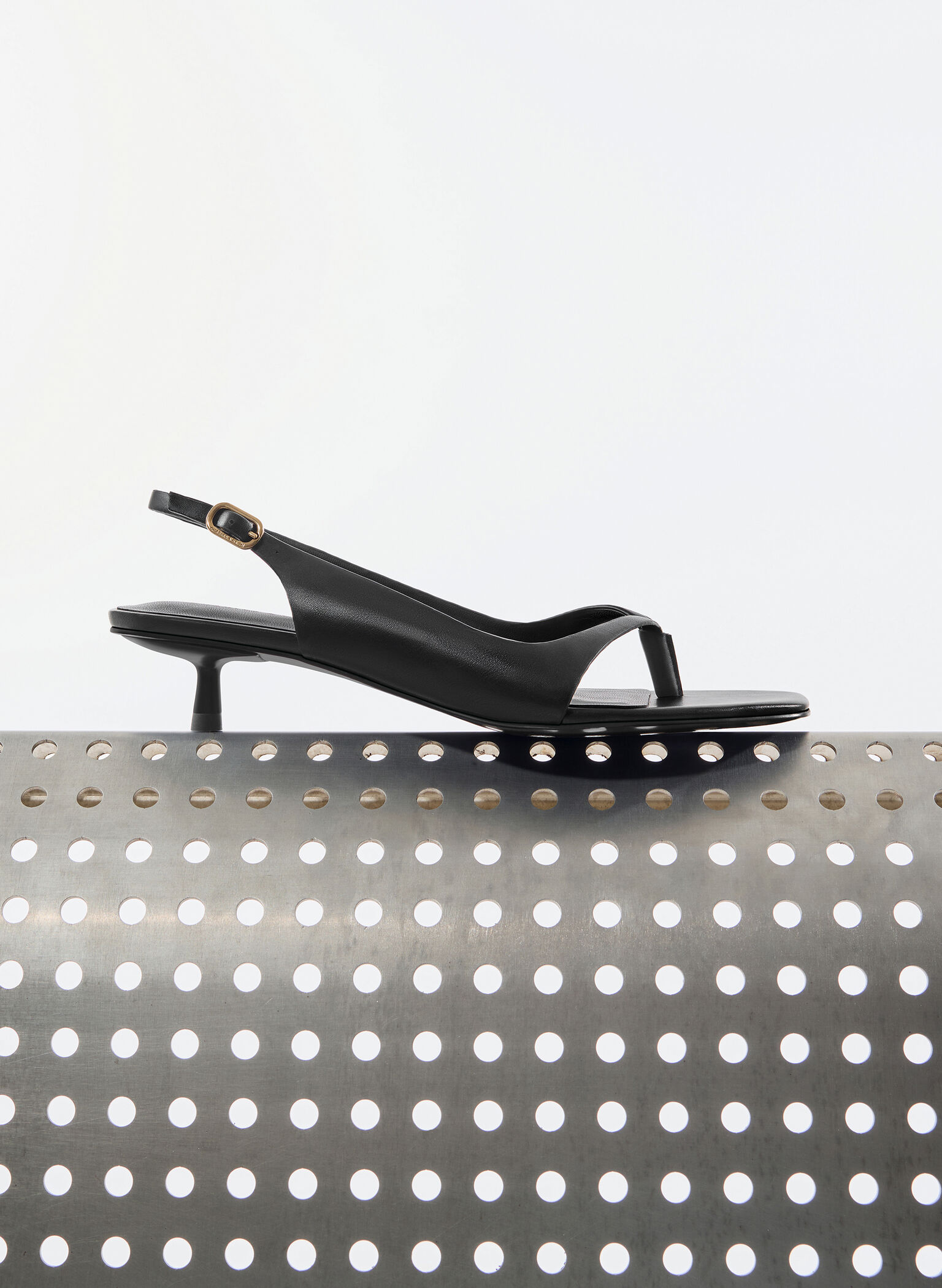 Sandalias slingback de dedo con punta cuadrada y tacón kitten, Negro, hi-res