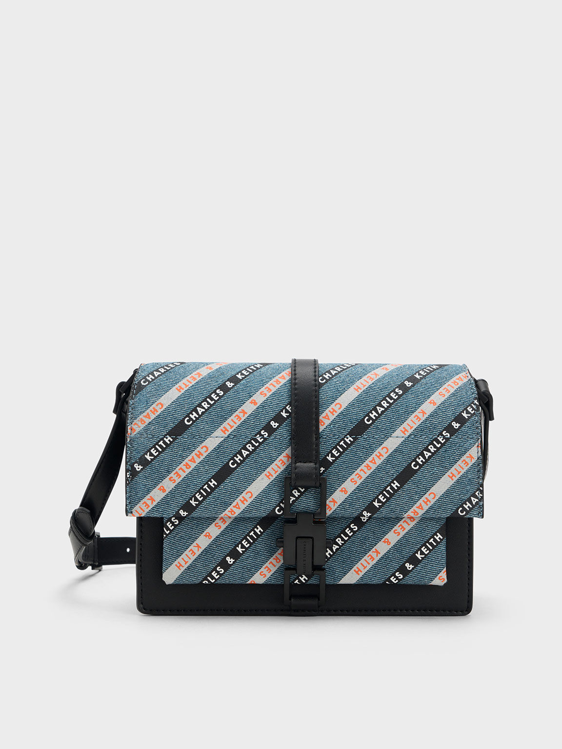 Bolso Bandolera Dua de Mezclilla a Rayas con Hebilla, Negro texturizado, hi-res