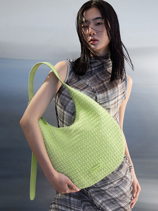 Bolso hobo con textura tipo media luna, Verde intenso, hi-res