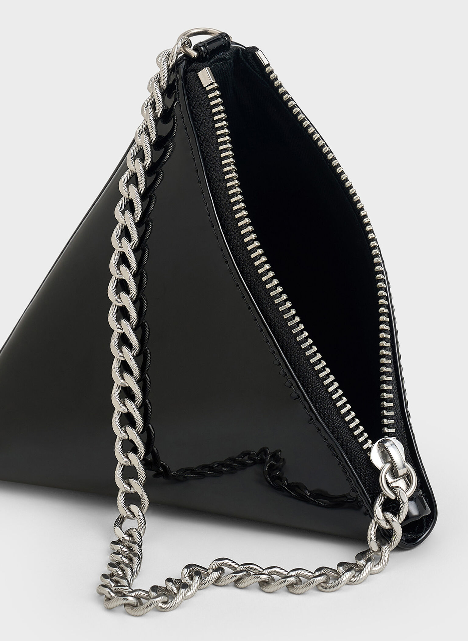 Bolso de mano triangular de charol con asa de cadena, Noir, hi-res