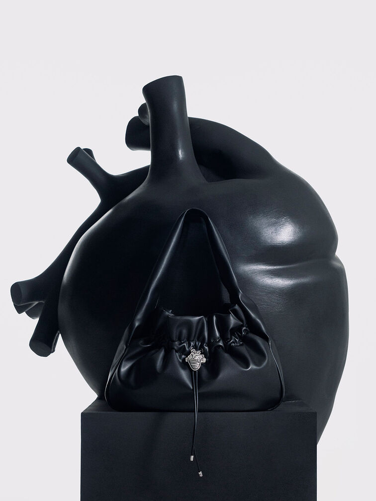 Bolso hobo con efecto arrugado y colgante de corazón ilustrado, Negro, hi-res
