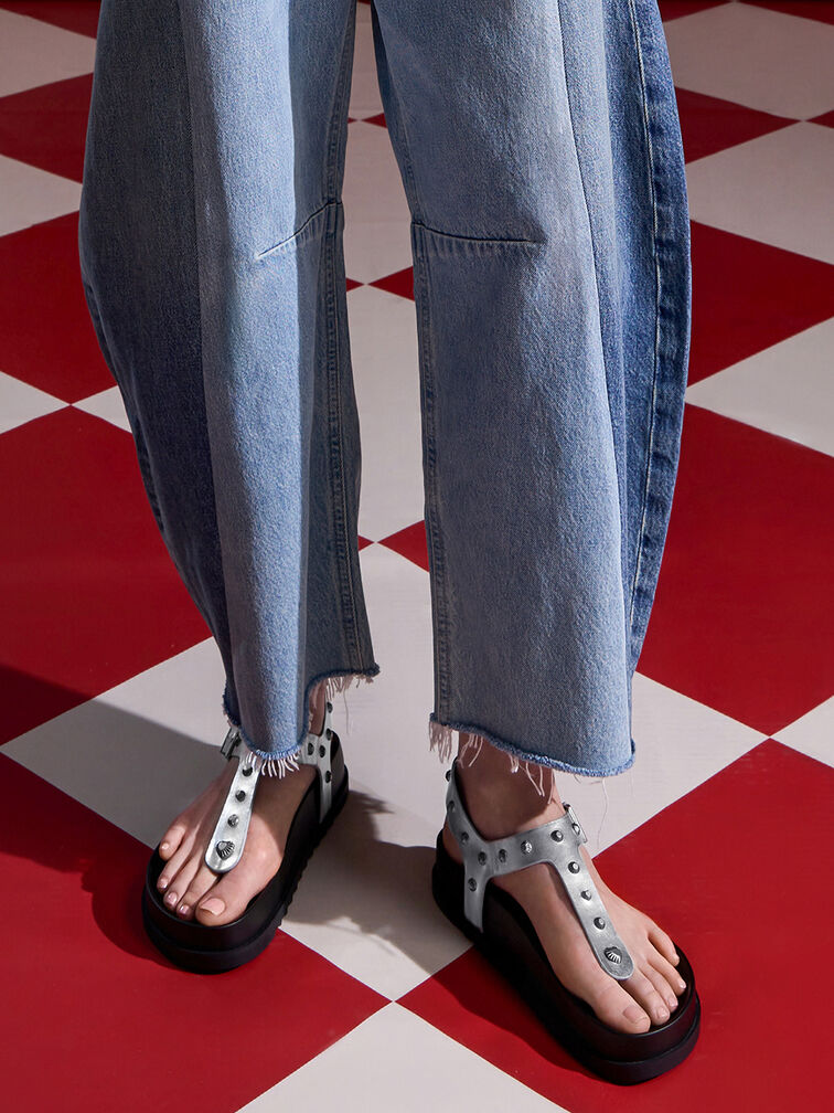 Sandalias tipo tanga metalizadas con tachuelas en forma de corazón, Plateado, hi-res