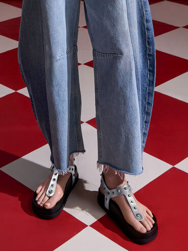 Sandalias tipo tanga metalizadas con tachuelas en forma de corazón, Plateado, hi-res
