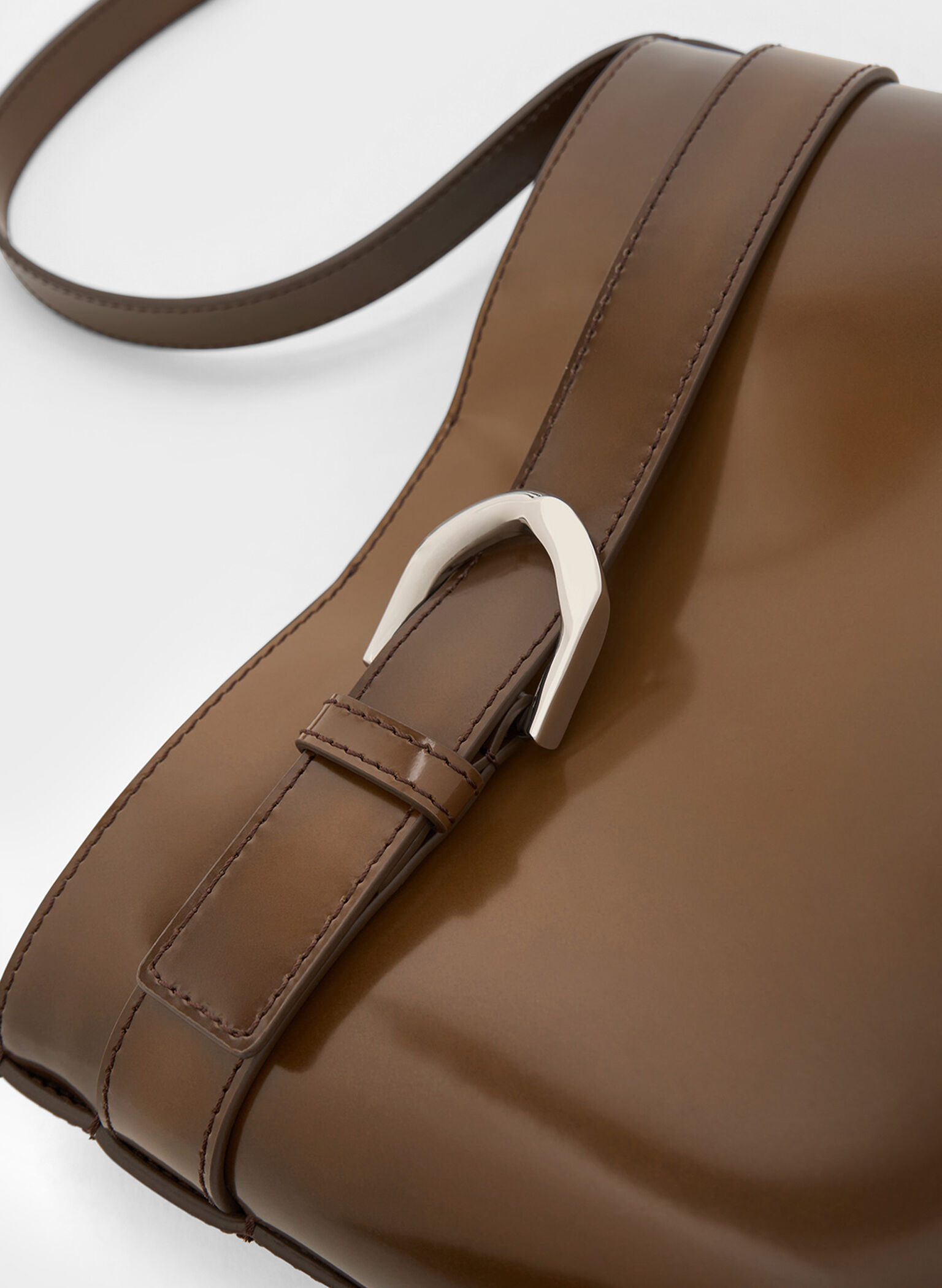 Bolso bombonera Gabine de cuero con tira tipo cinturón, Marrón, hi-res
