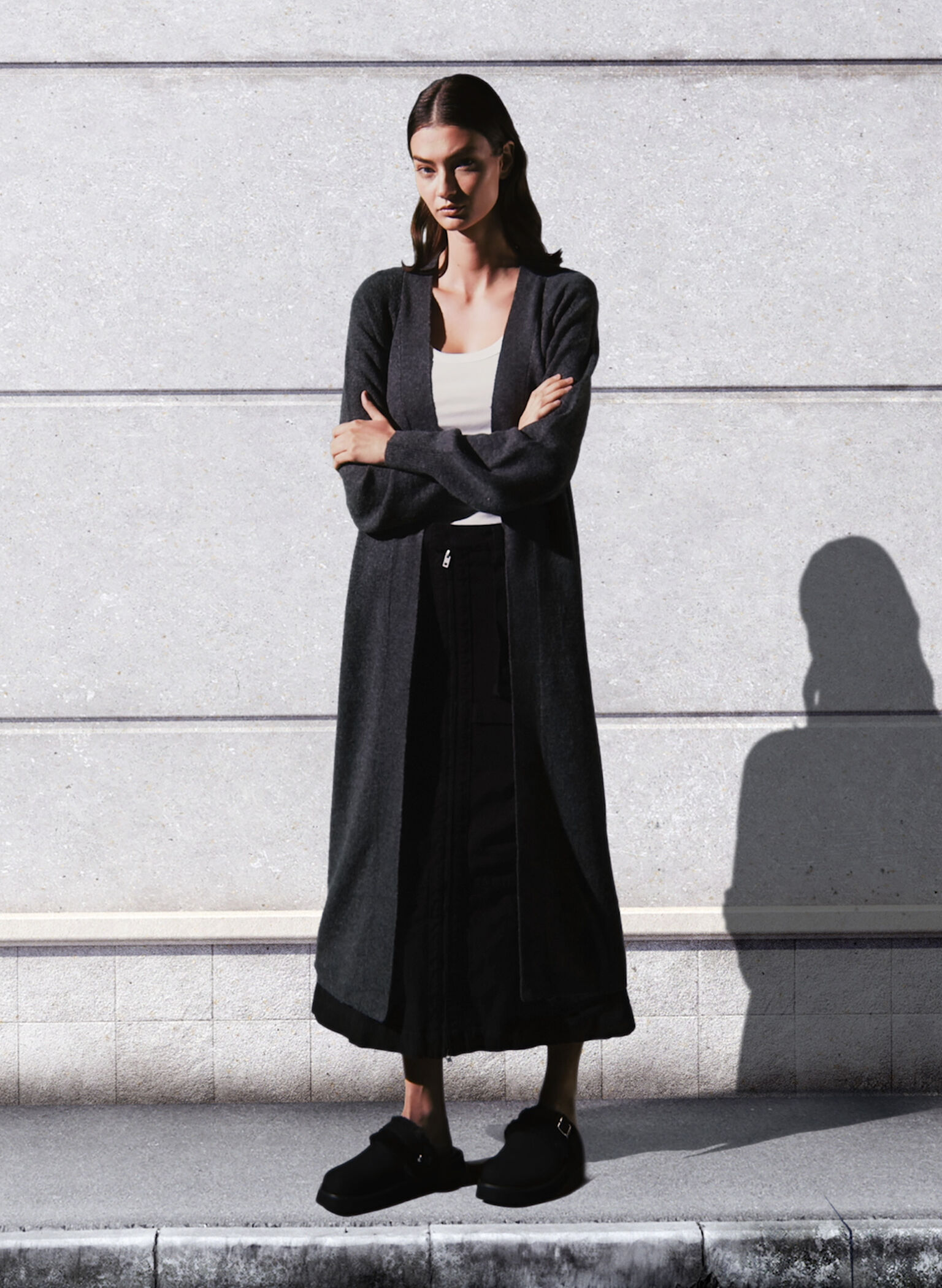 Mules texturizados Hannah con hebilla y ribete de pelo, Negro, hi-res