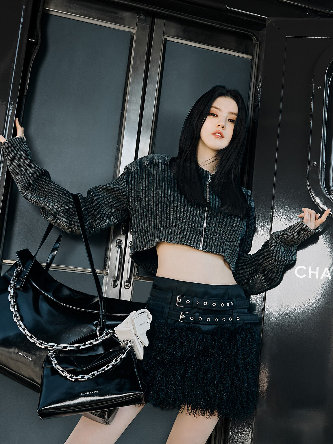 Noir Andromeda Chunky-Chain Top Handle Bag - CHARLES & KEITH TW