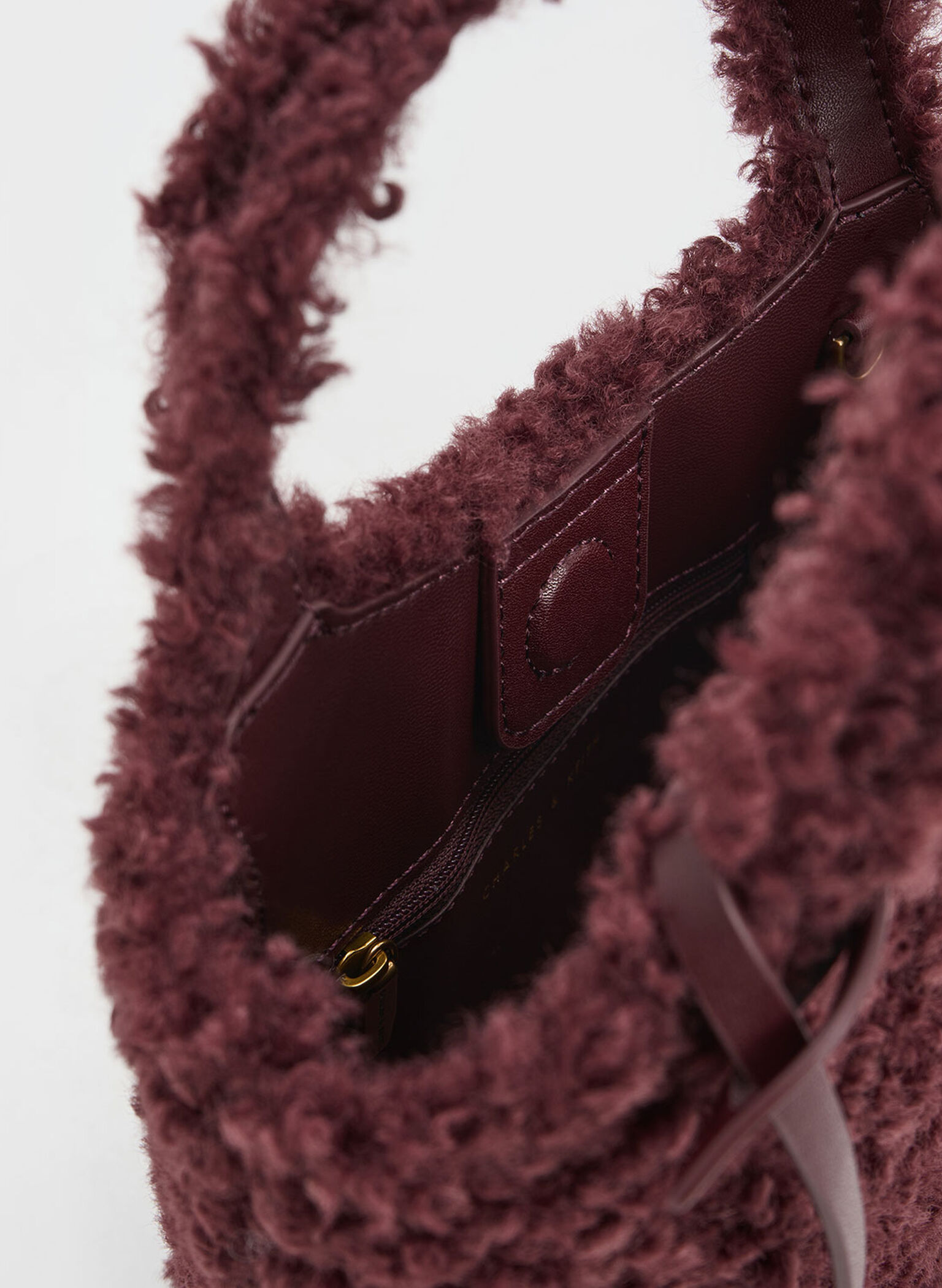 Bolso tote Arlys con acabado peludo, Burgundy, hi-res