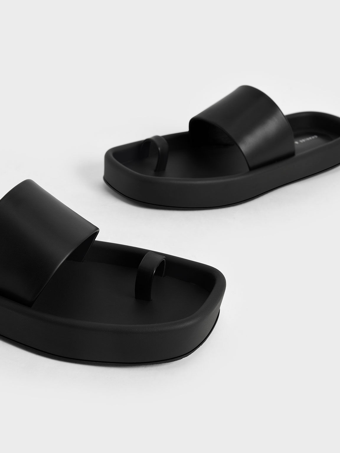 Lilou Toe-Ring Flat Sandals, Black, hi-res