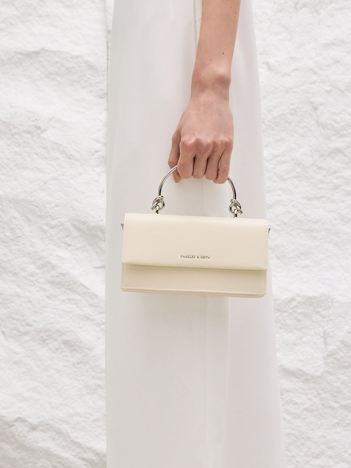 Cartera larga con asa escultural Crema CHARLES KEITH US