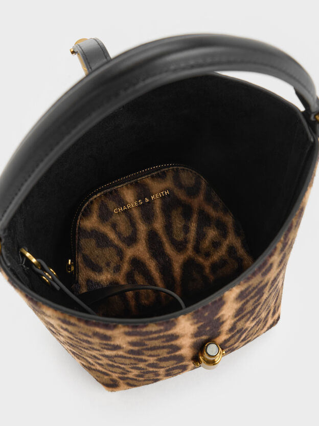 Bolso bombonera Cesia con estampado de leopardo y detalles met&aacute;licos, Multicolor, hi-res