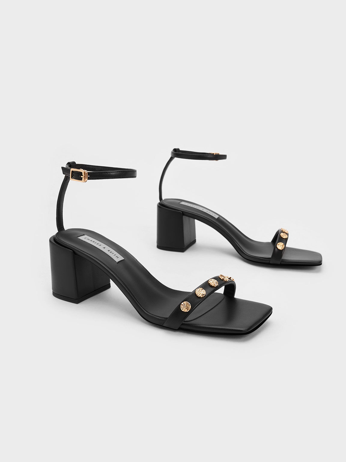 Sandalias de tacón con correa al tobillo con estoperoles, Negro, hi-res