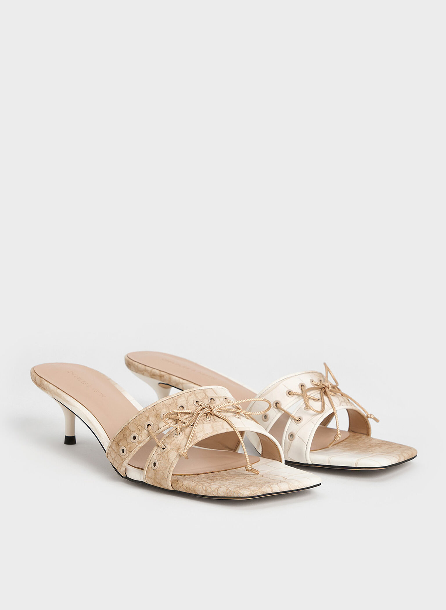 Mules bajos de efecto cocodrilo con doble tira, ojales y lazo, Blanco tiza, hi-res