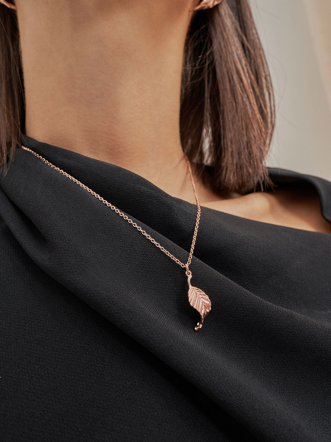 Gold necklace rose outlet pendant