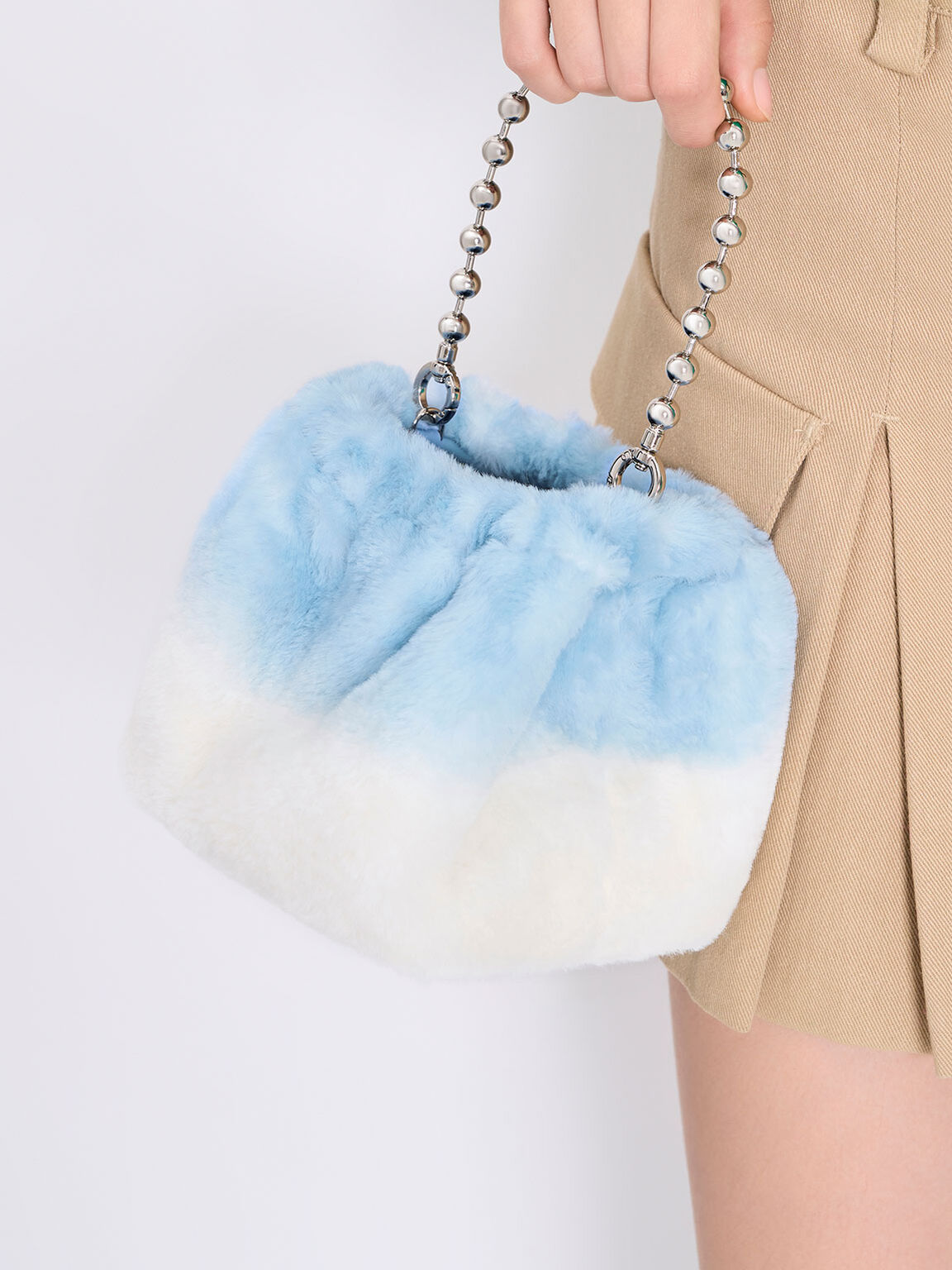 Bolso Bombonera Aldora con Asa de Cuentas y Pelo Sintético, Azul claro, hi-res
