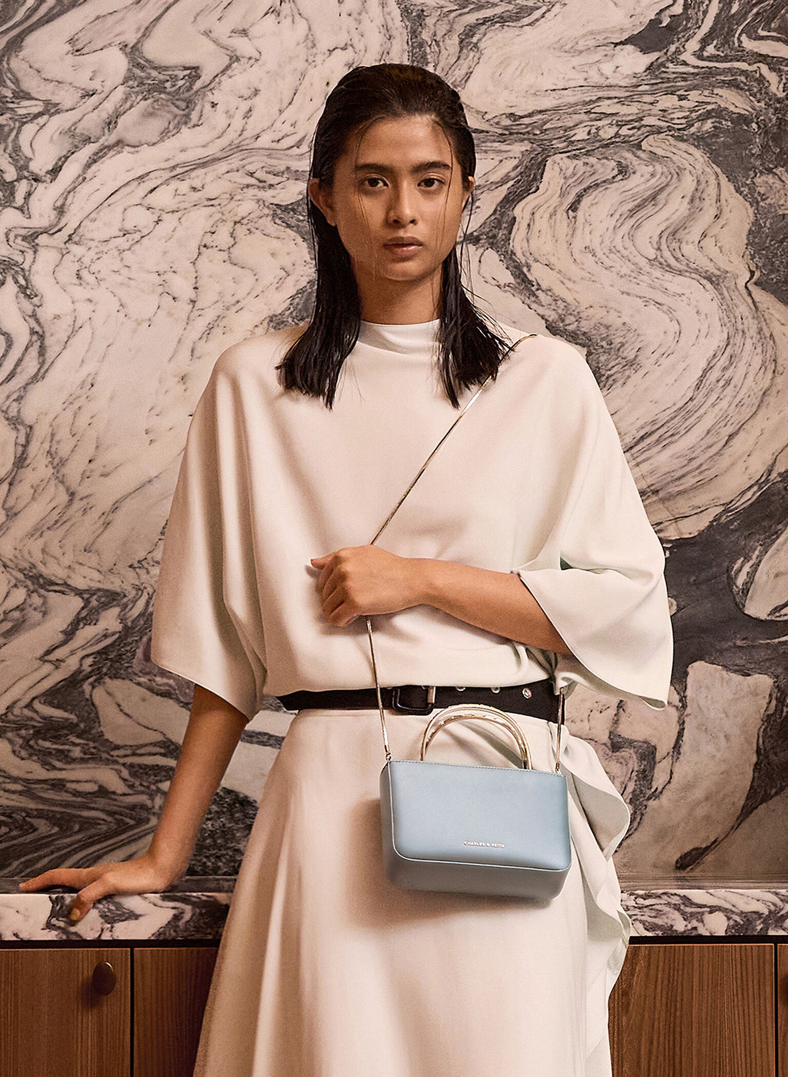 Bolso de raso con asa superior con cadena y adornos de cristal, Azul celeste, hi-res