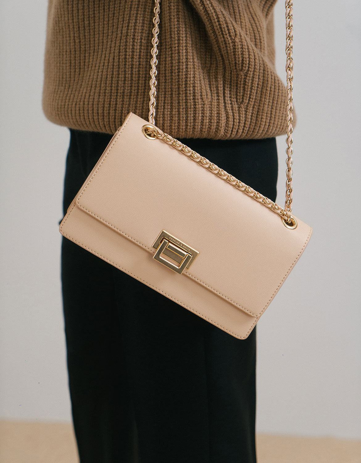 chain strap push lock shoulder bag