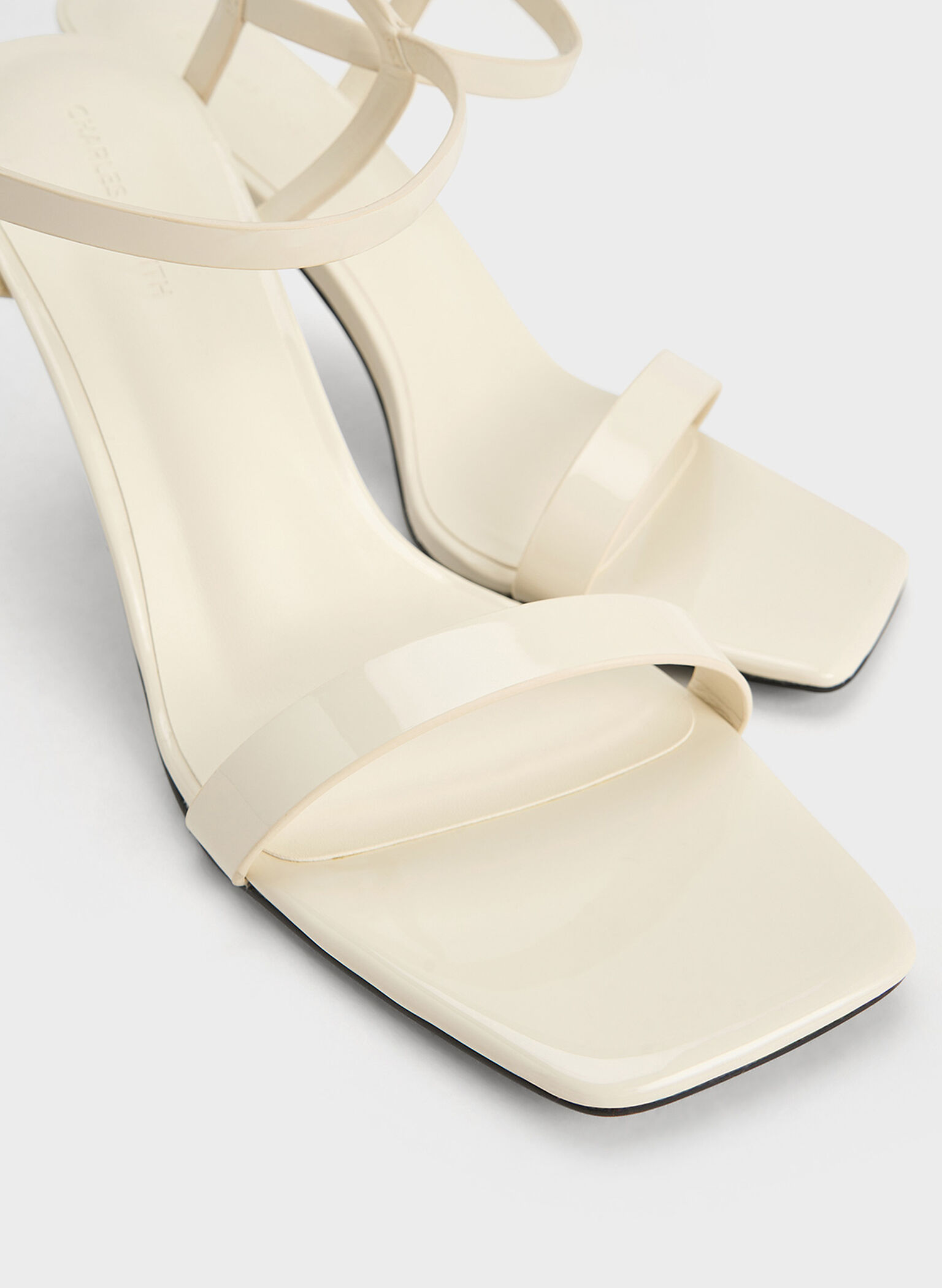 Sandalias de tacón tipo pulsera con punta cuadrada de charol, Blanco tiza, hi-res