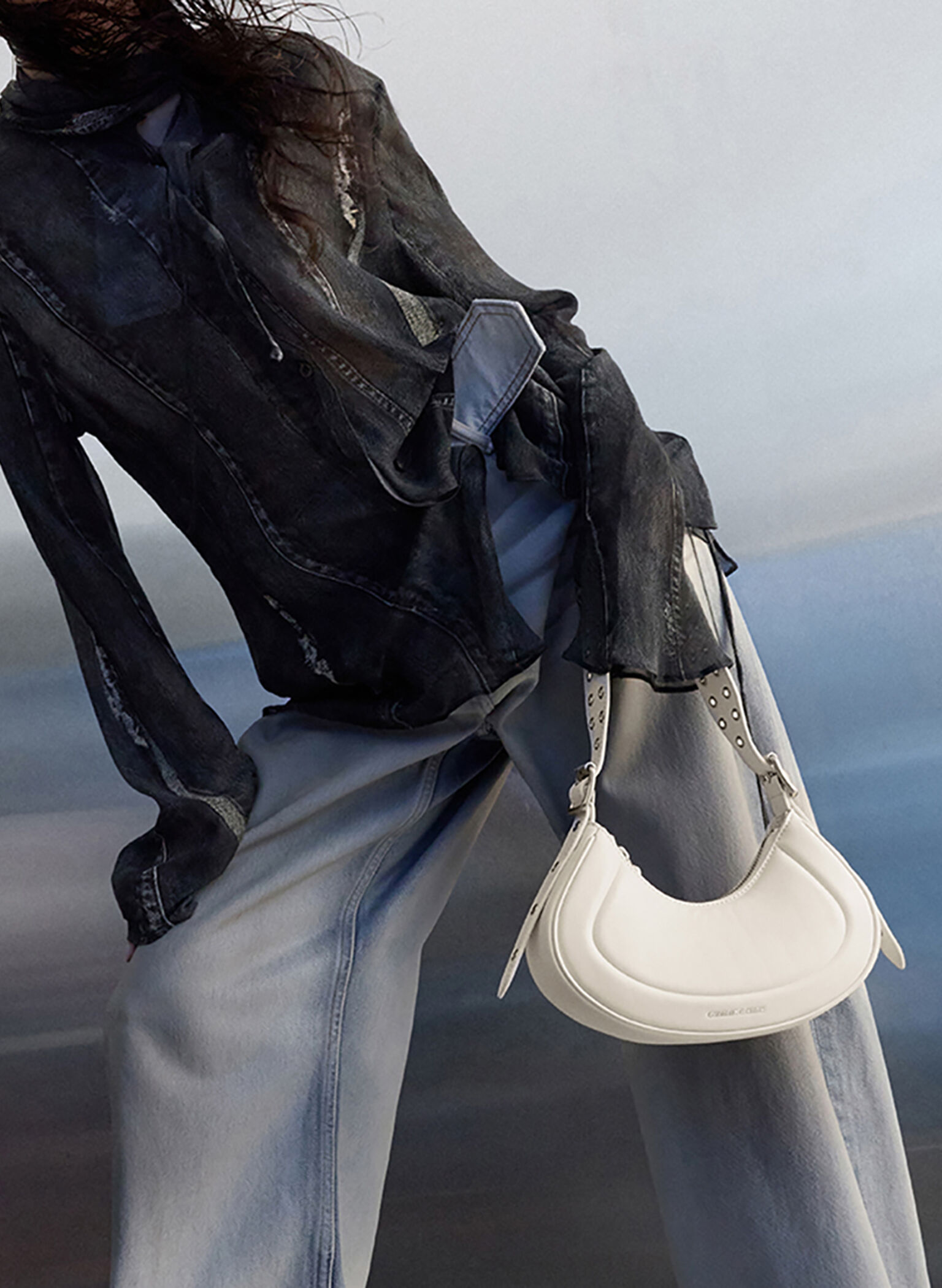 Bolso curvo Petra con correa de ojal, Crema, hi-res