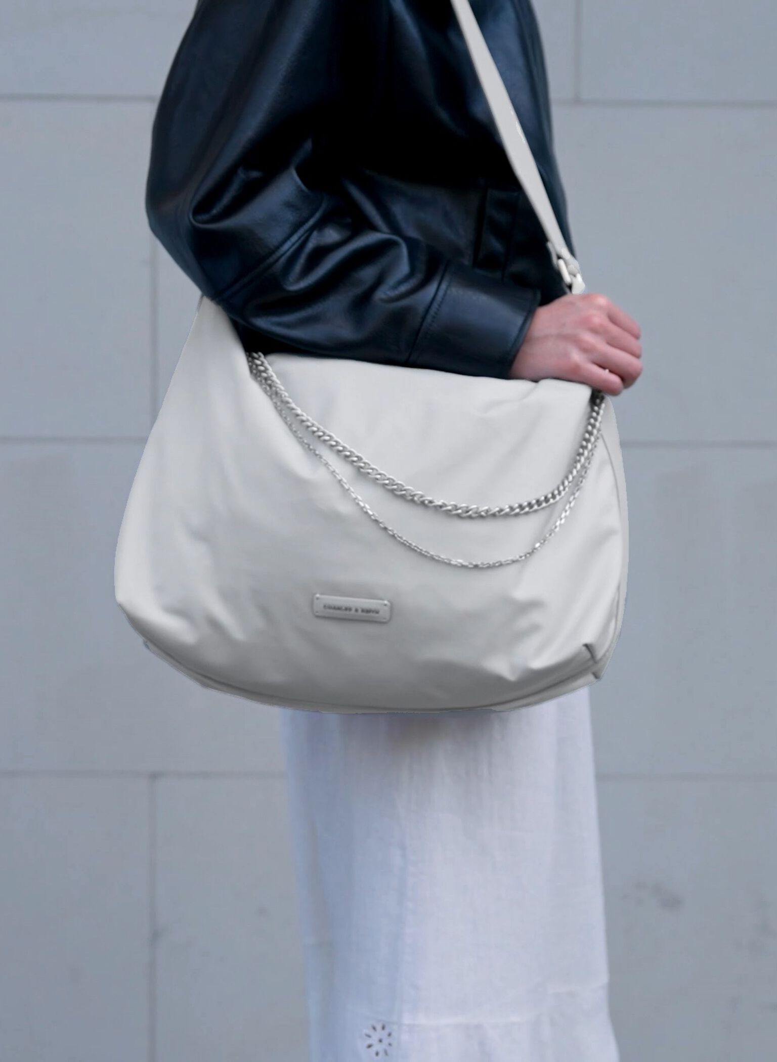 Bolsa de ombro desleixada com elo de corrente de nylon, Light Grey, hi-res