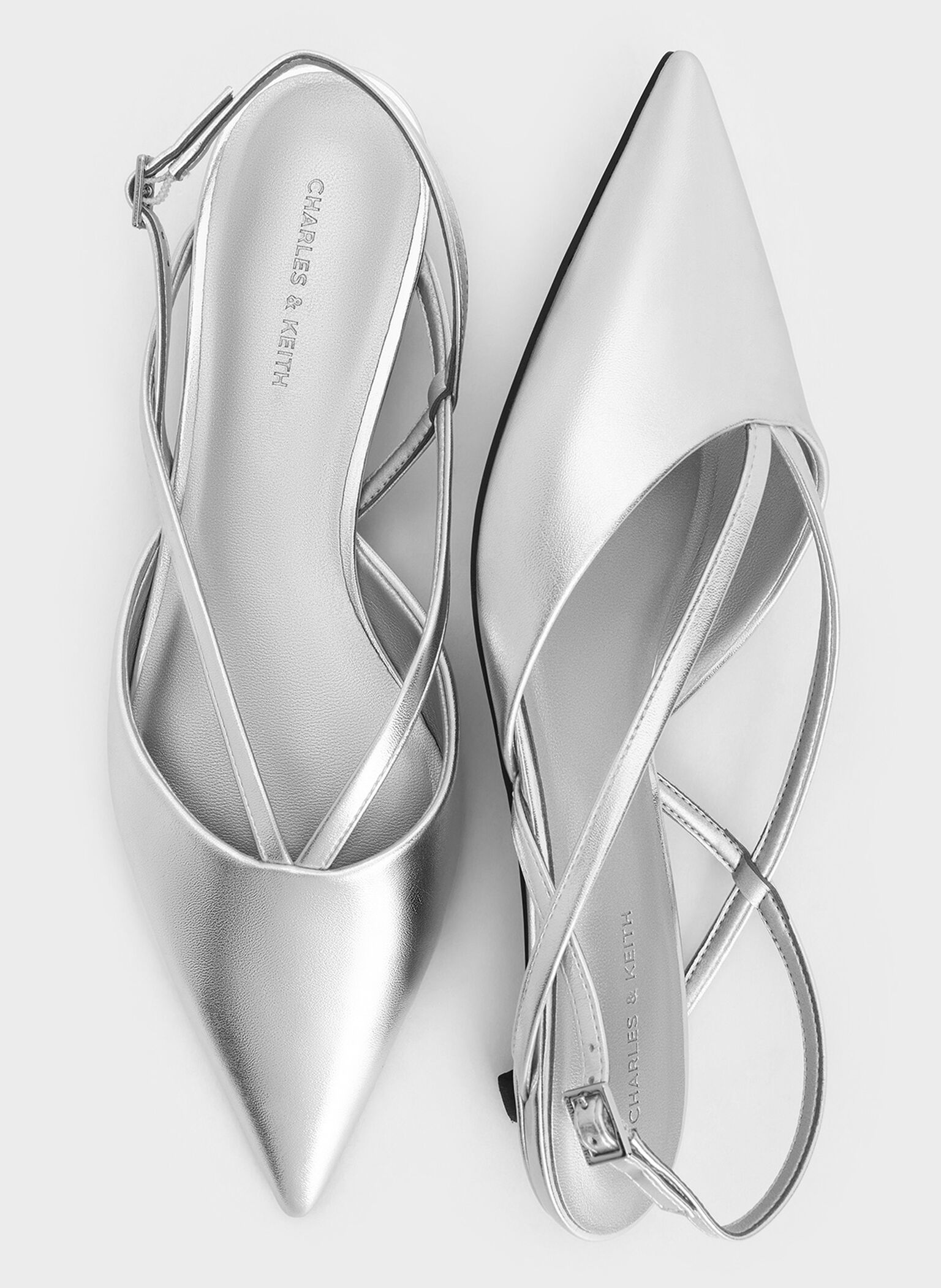Zapatos de tacón kitten destalonados de raso metalizado con tiras en V y puntera afilada, Plateado, hi-res