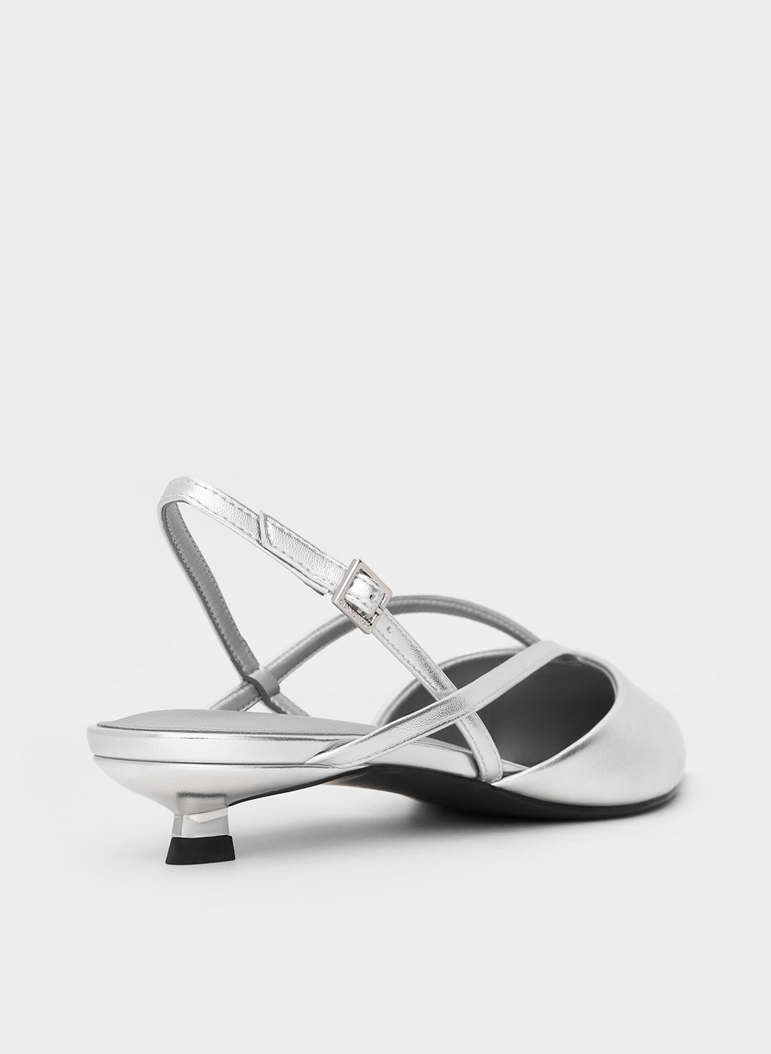 Zapatos de tacón kitten destalonados de raso metalizado con tiras en V y puntera afilada, Plateado, hi-res