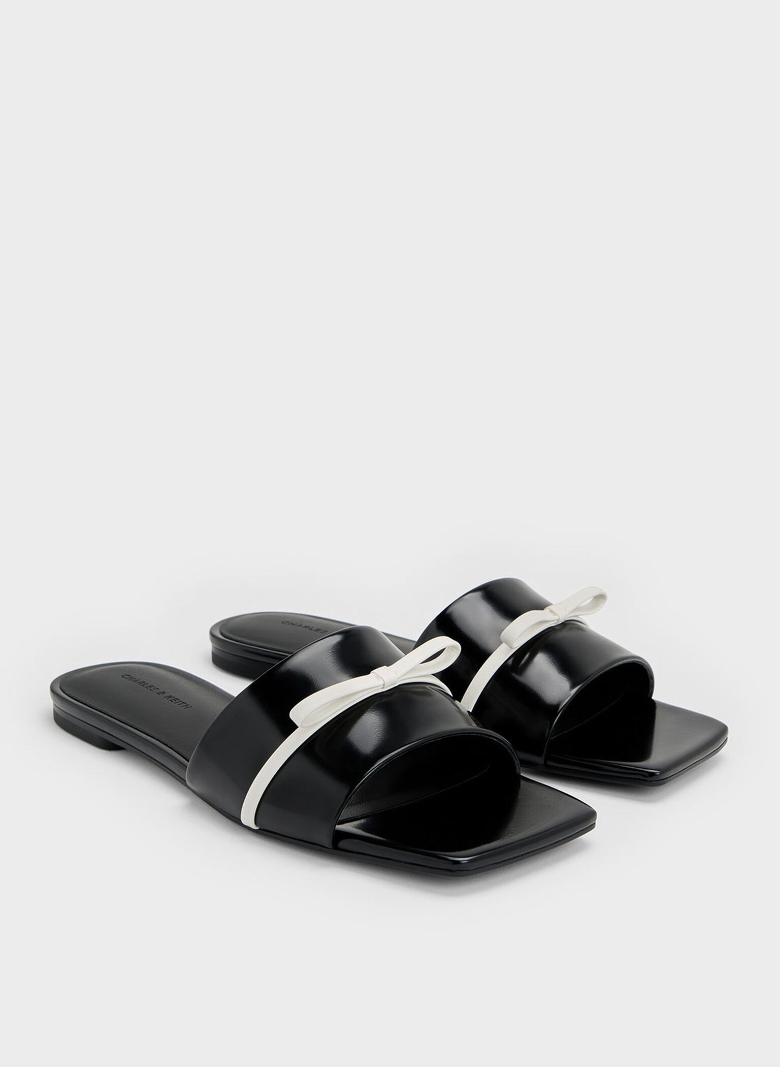 Sandalias slide bicolor con lazo, Negro pulido, hi-res