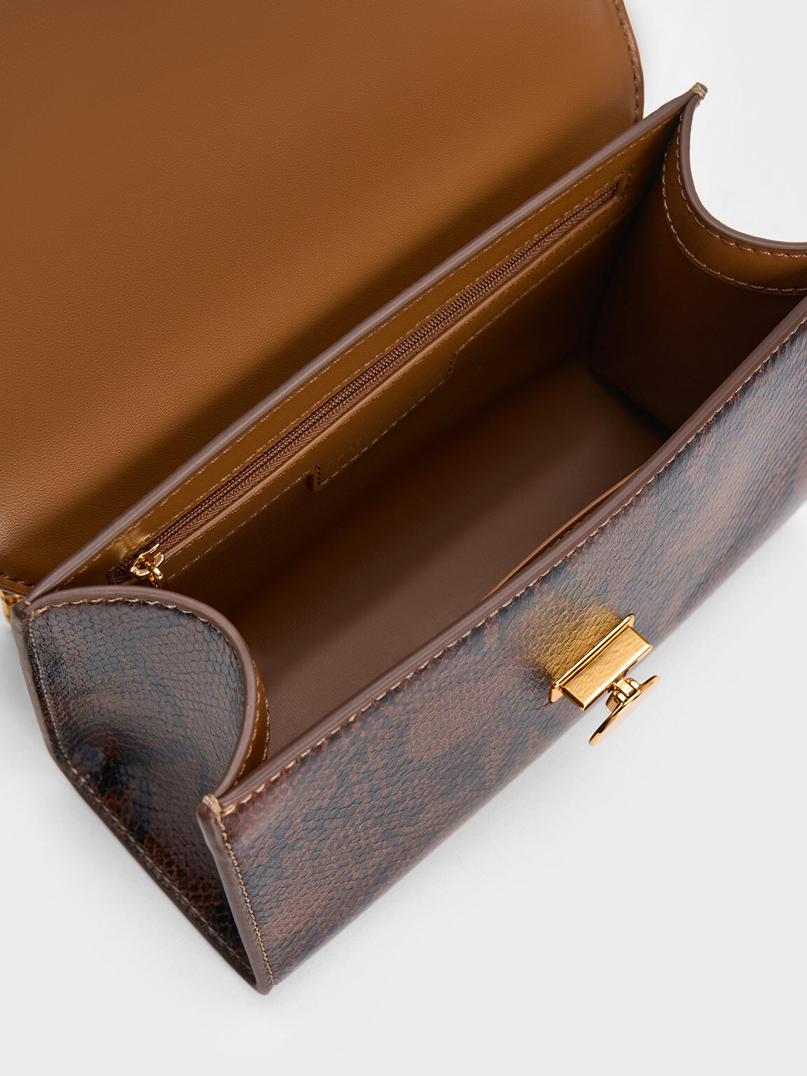 Bolso Clutch Estampado de Serpiente con Detalles Metálicos, Marrón chocolate, hi-res