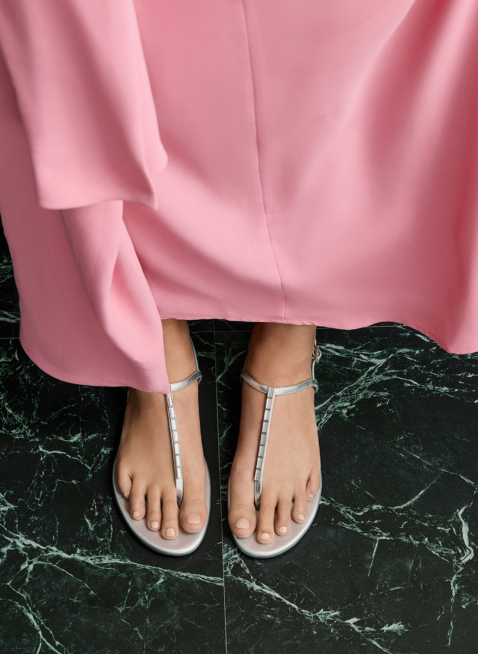 Sandalias de dedo destalonadas metalizadas con tiras y adornos de cristal, Plateado, hi-res