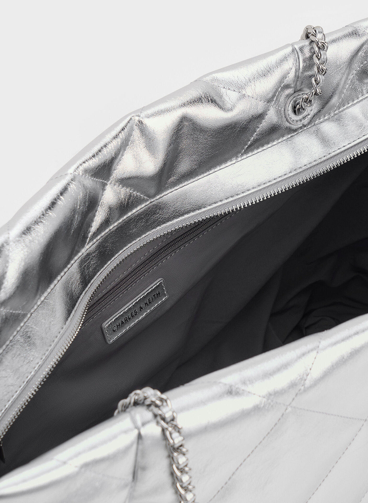 Bolso tote acolchado Apfra metalizado con asa de cadena, Plateado, hi-res