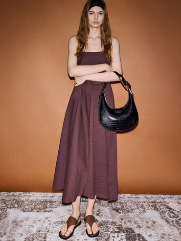Bolso tipo luna Kora de efecto cocodrilo con detalles metálicos, Negro, hi-res