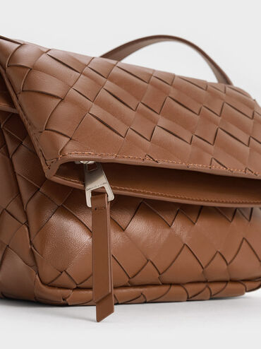 Bolso entrelazado tipo bandolera con solapa delante Ivette, Marrón chocolate, hi-res