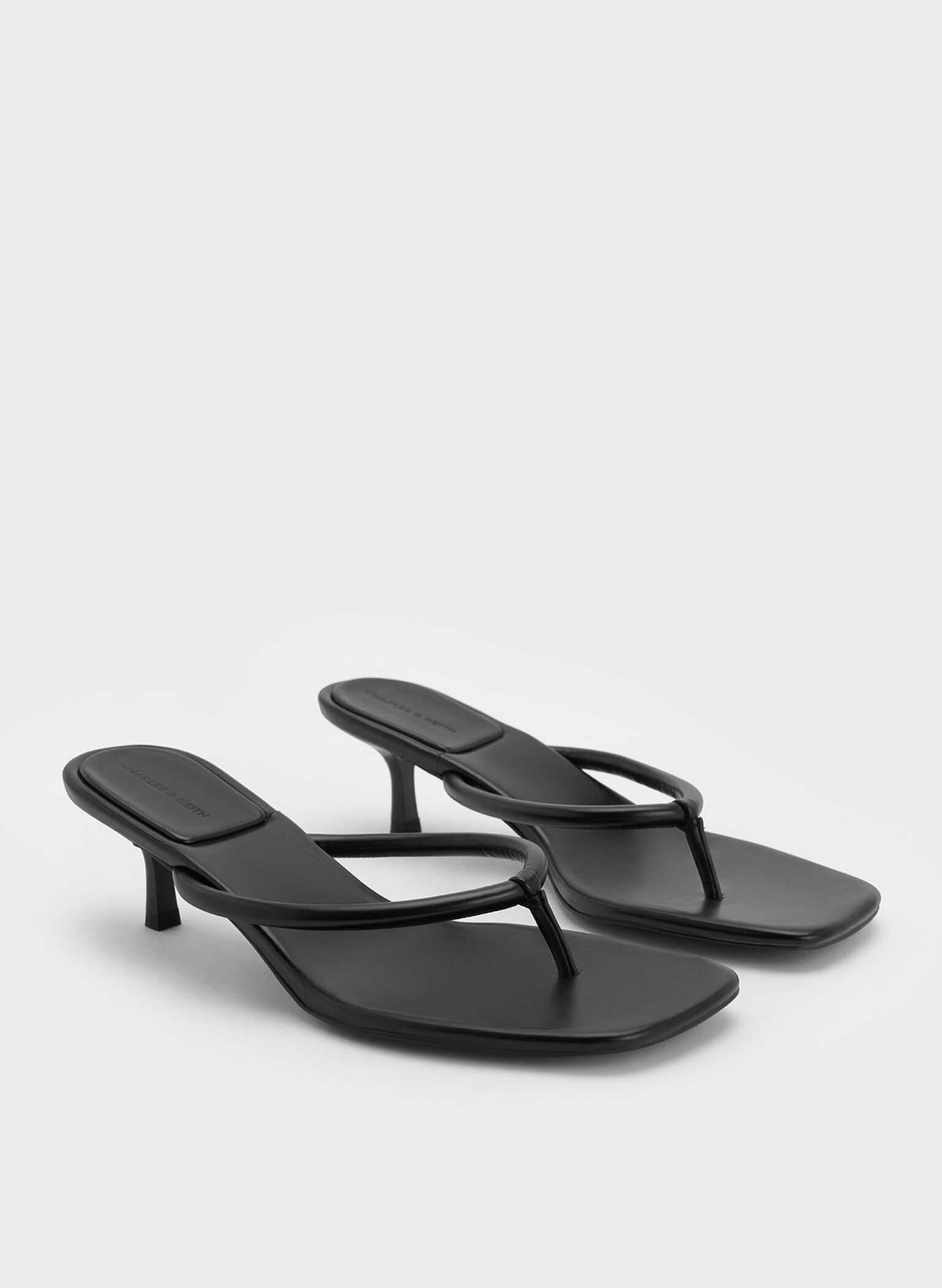 Sandalias de dedo con tacón kitten y punta cuadrada, Negro, hi-res
