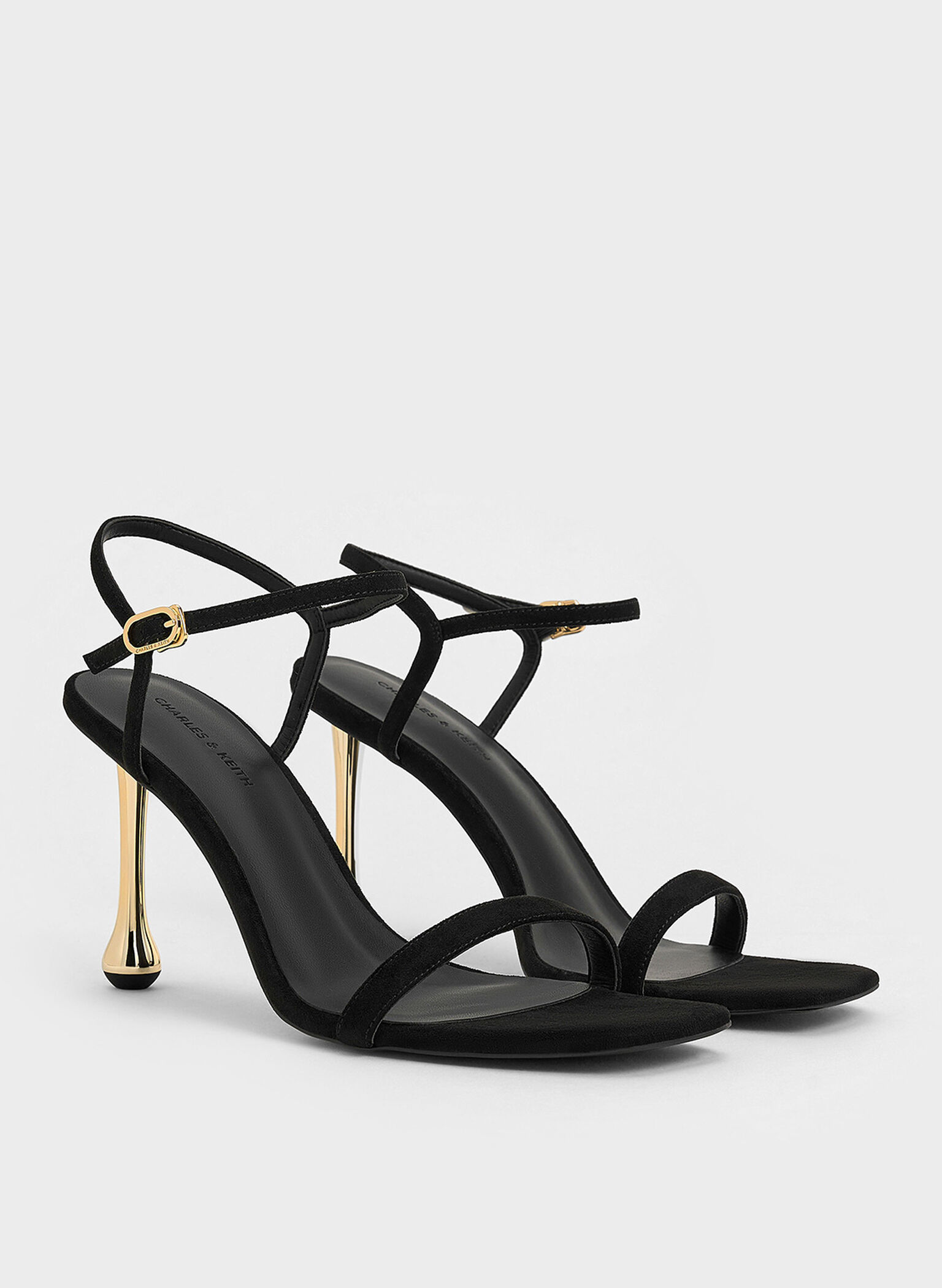 Sandalias de gamuza sintética con tacón escultural y tira al tobillo, Negro texturizado, hi-res