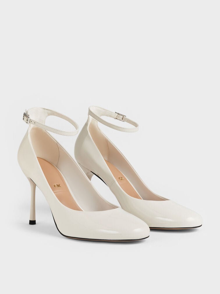 Escarpins à talons aiguilles et bride cheville en cuir verni Aretha, Blanc craie, hi-res