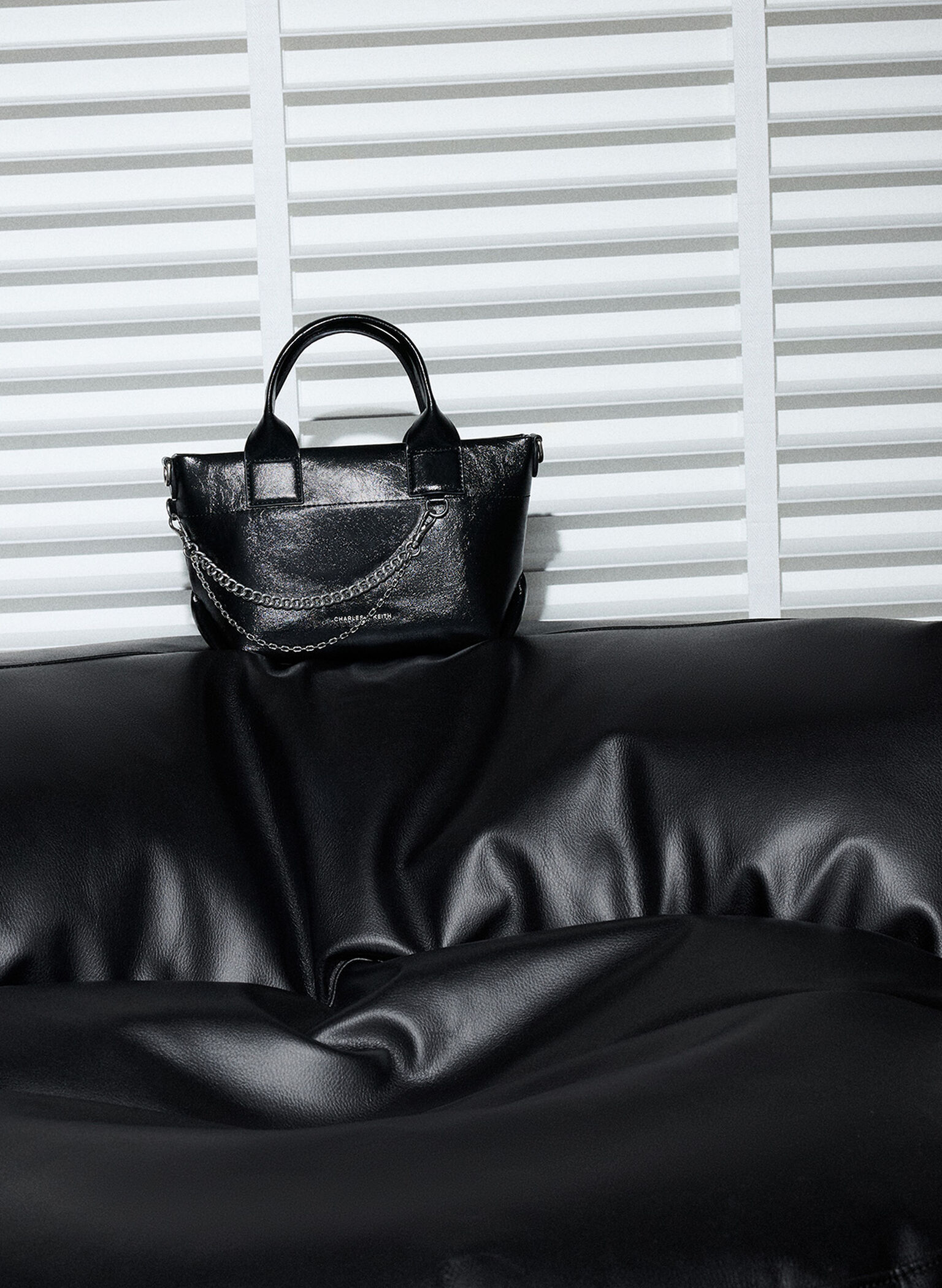 Bolso tote Atwood efecto arrugado con adornos de cadena, Noir, hi-res