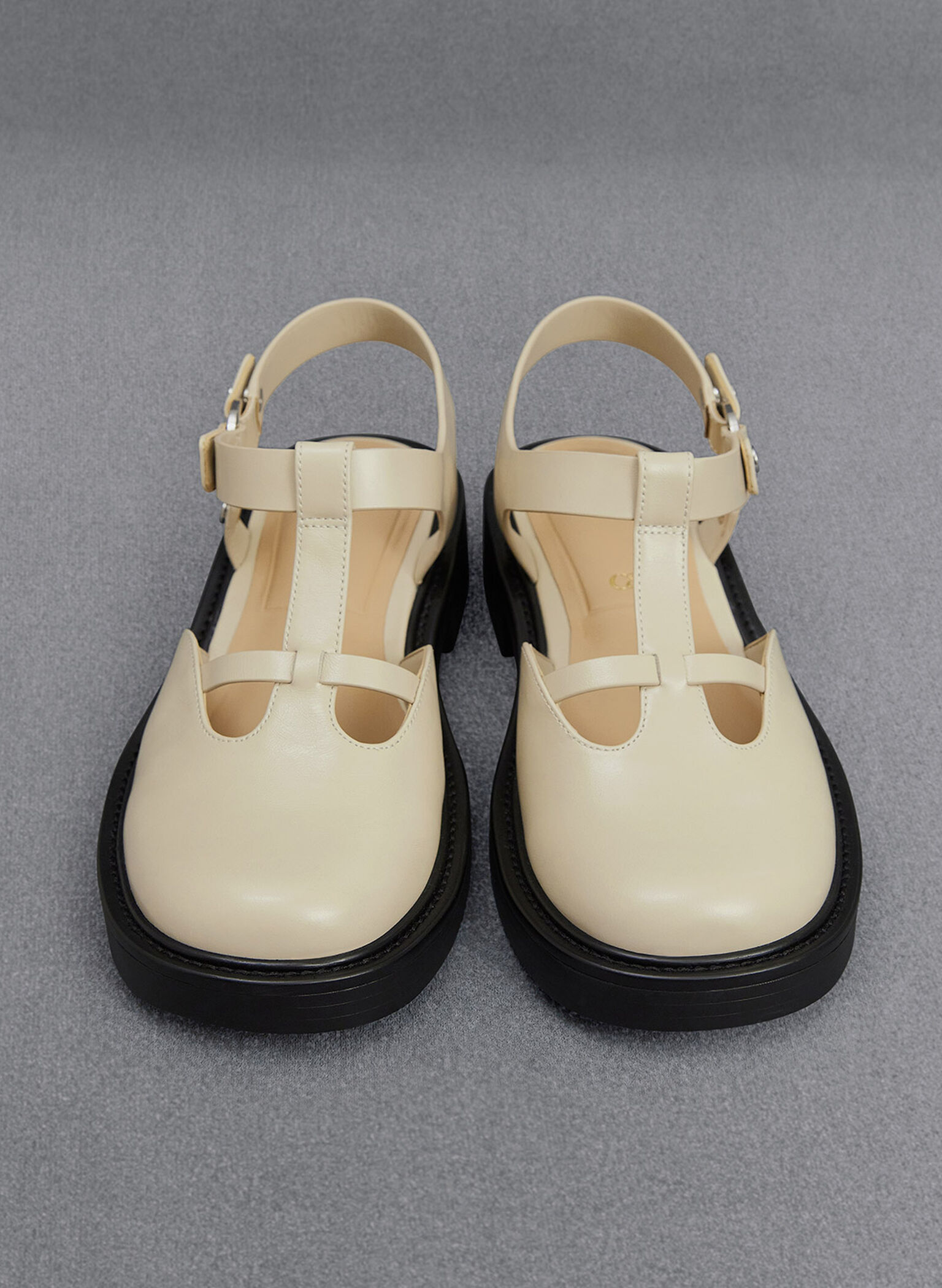 Sandalias de cuero con recortes y tira tipo T, Blanco tiza, hi-res