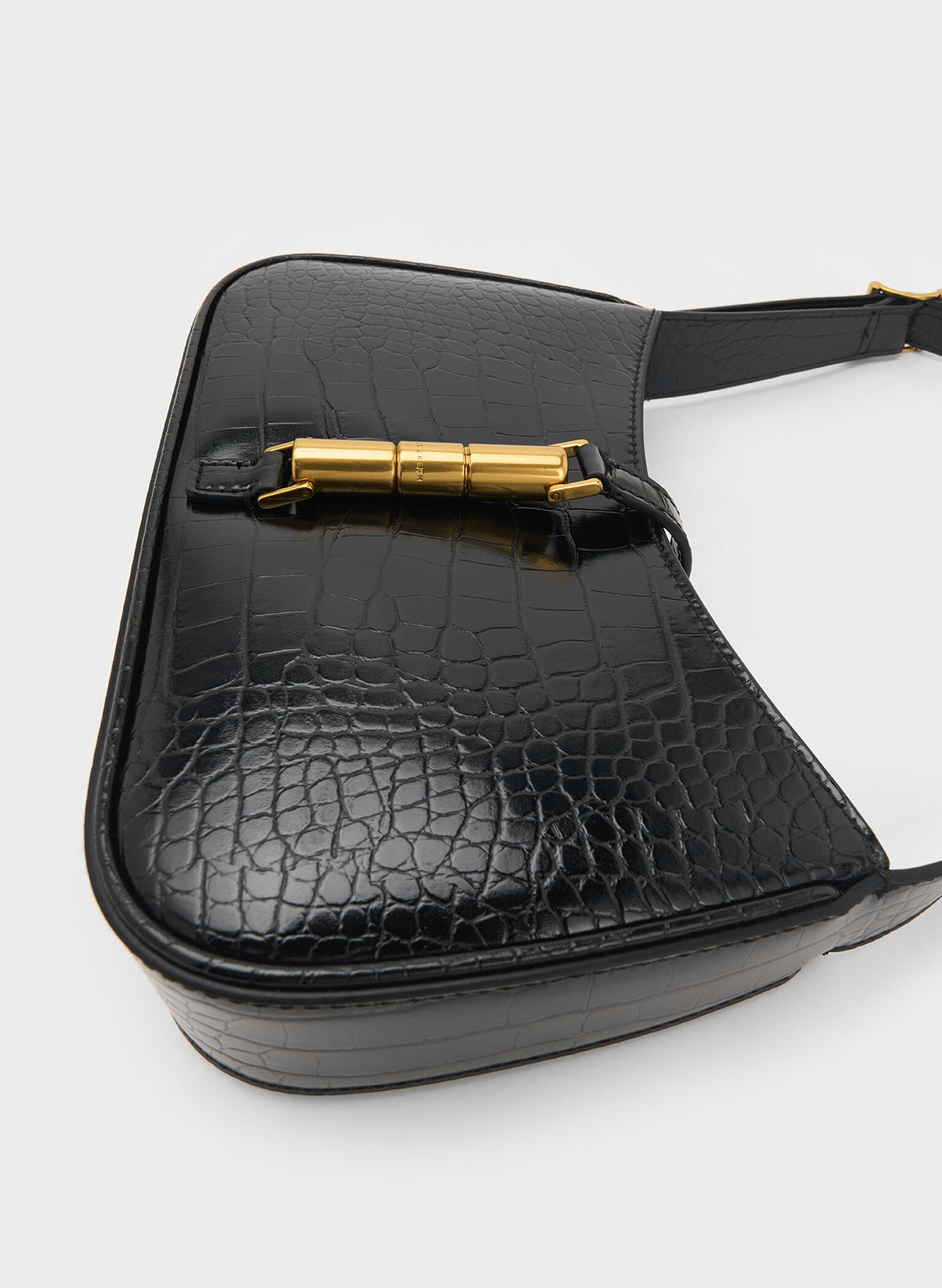 Bolso Cesia de efecto cocodrilo con detalles metálicos, Negro, hi-res