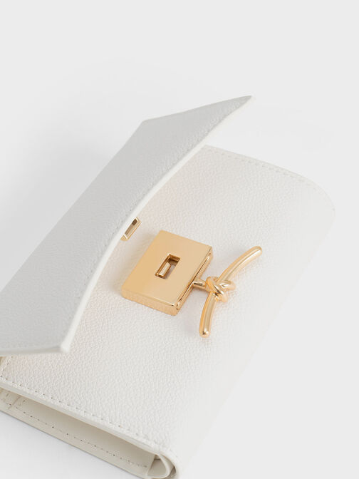 Cartera Huxley con solapa delantera y detalles metálicos, Blanco, hi-res